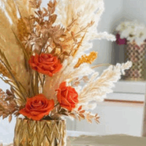 Composition florale fleurs artificielles sur vase doré